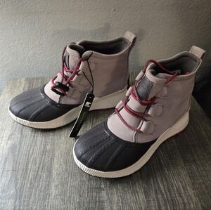 NWT Girl's Sorel Waterproof Gray and Black Boots, Size 4.